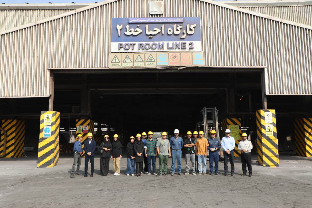 از کلاس درس تا خط ذوب؛ تور پژوهشی نخبگان دانشگاه آزاد برای آشنایی با فرآیندهای پیشرفته آلومینیوم از کلاس درس تا خط ذوب؛ تور پژوهشی نخبگان دانشگاه آزاد برای آشنایی با فرآیندهای پیشرفته آلومینیوم