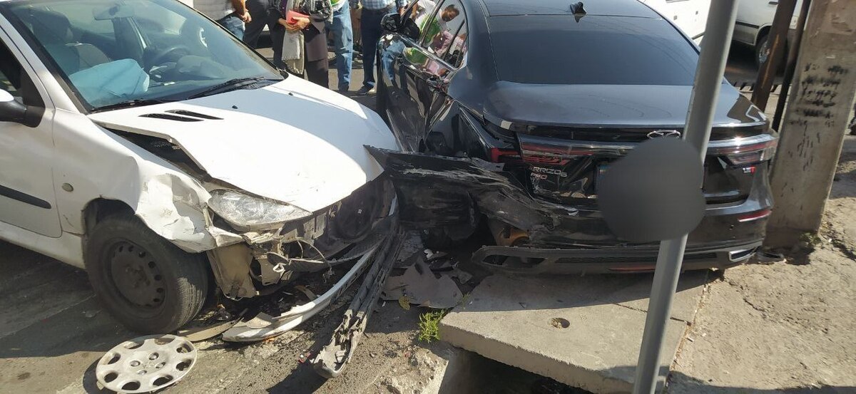 تصادف زنجیره‌ای کامیون با ۱۵ خودرو در خیابان سیمون بولیوار تهران+ تصاویر