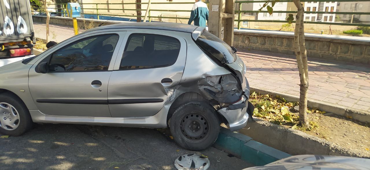 تصادف زنجیرهای کامیون با ۱۵ خودرو در بلوار سیمون بولیوار تهران تصادف زنجیرهای کامیون با ۱۵ خودرو در بلوار سیمون بولیوار تهران