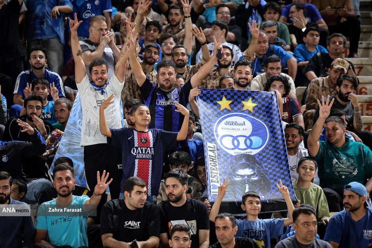 تشویق اشتباهی بازیکنان پادیاب توسط هواداران استقلال  آنالیزور آبی‌ها در جایگاه خبرنگاران