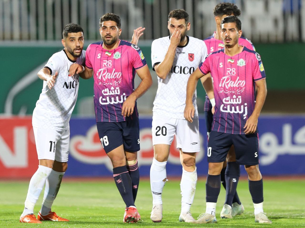 وداع اجباری هاشمیان با هواداران پرسپولیس و رفتن استقلال به اوج/ فیلمبردار عامل تأخیر بازی چادرملو - خیبر و شعار فولادی‌ها علیه گل‌محمدی