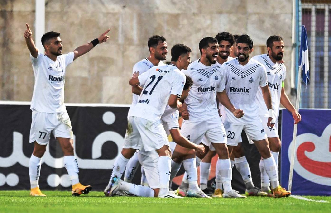 وداع اجباری هاشمیان با هواداران پرسپولیس و رفتن استقلال به اوج/ فیلمبردار عامل تأخیر بازی چادرملو - خیبر و شعار فولادی‌ها علیه گل‌محمدی