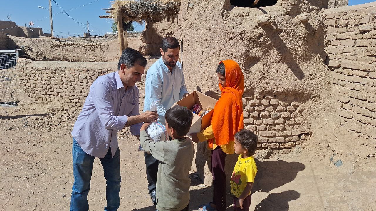 عیدیِ جهادی به نیابت از حضرت زینب (س) در روز پرستار؛ از سفره نان تا سفره کتاب عیدیِ جهادی به نیابت از حضرت زینب (س) در روز پرستار؛ از سفره نان تا سفره کتاب