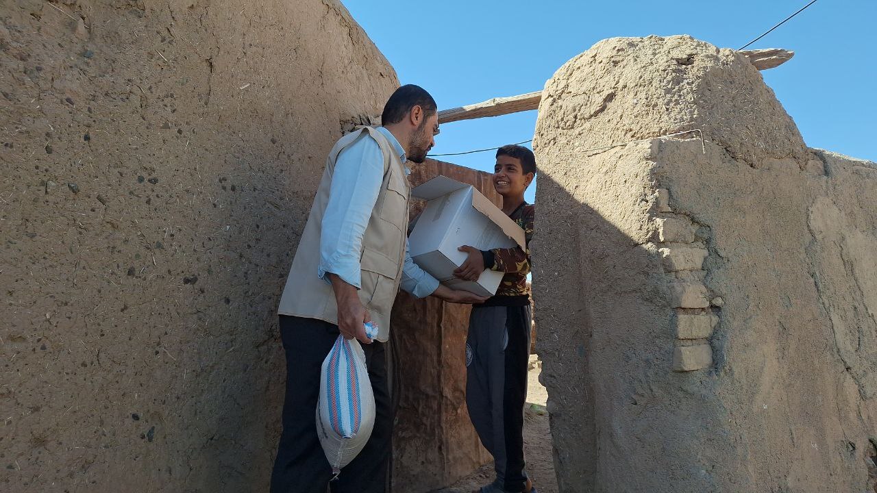 عیدیِ جهادی به نیابت از حضرت زینب (س) در روز پرستار؛ از سفره نان تا سفره کتاب عیدیِ جهادی به نیابت از حضرت زینب (س) در روز پرستار؛ از سفره نان تا سفره کتاب