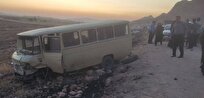۸ کارگر بر اثر واژگونی مینی‌بوس مصدوم شدند/ خواب‌آلودگی راننده علت حادثه