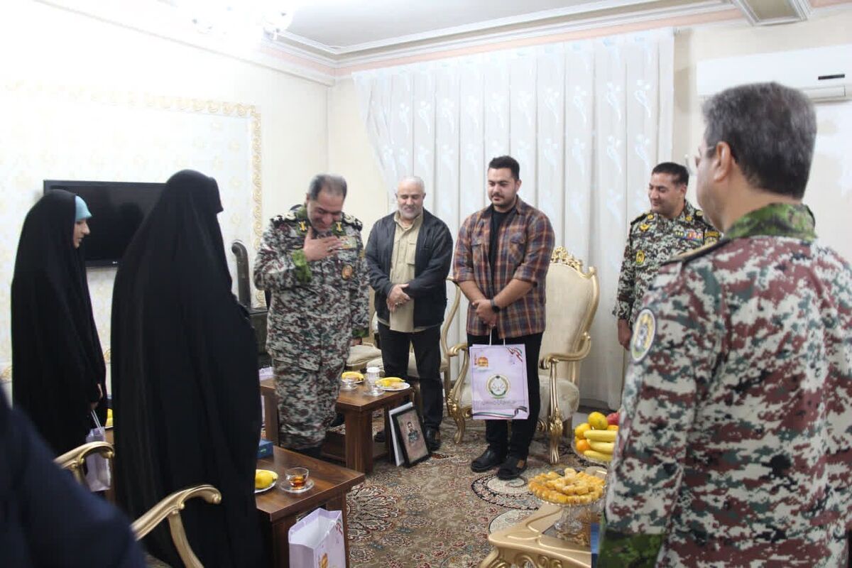 دیدار فرمانده قرارگاه پدافند هوایی با خانواده شهدای جنگ ۱۲ روزه