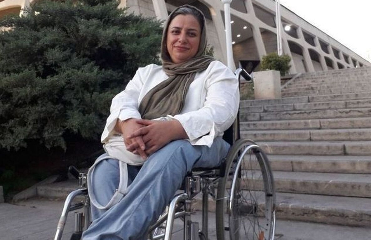 سنجاقِ امید یک معلول بر تن اردبیل؛ بانوی هنرمندی که تار و پود ۱۰ زندگی را با دستانش بافت