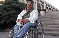 سنجاقِ امید یک معلول بر تن اردبیل؛ بانوی هنرمندی که تار و پود ۱۰ زندگی را با دستانش بافت