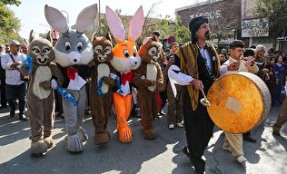 پویایی جشنواره تئاتر خیابانی مریوان می‌تواند به کل کشور تسری یابد+ فیلم