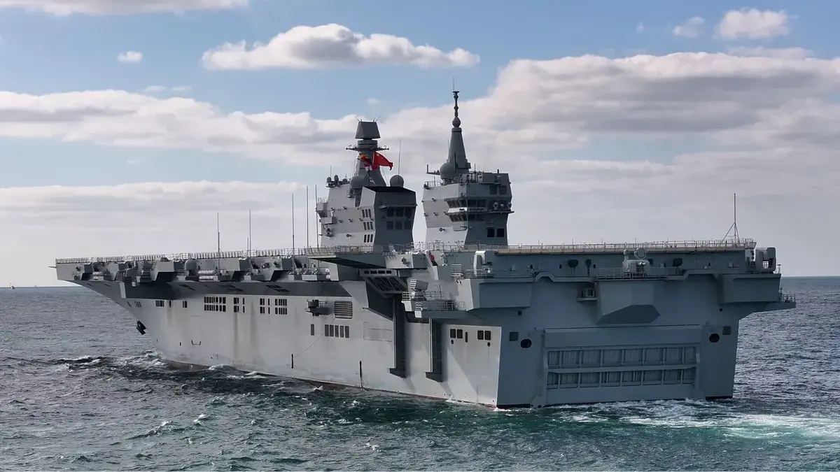 چین یک ناو پهپاد و هواپیمابر جدید ۴۰ هزار تنی را به آب انداخت