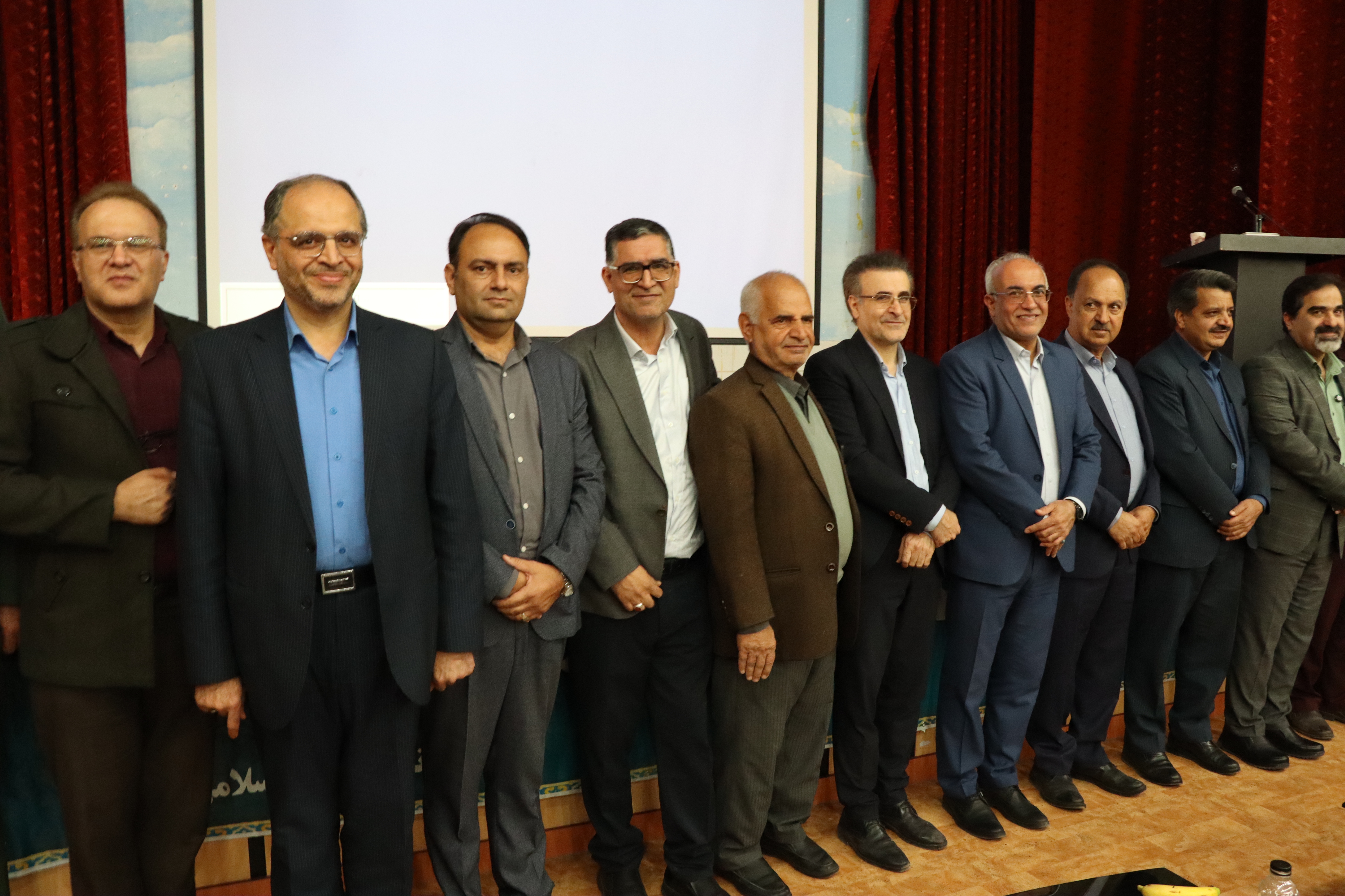 سیاست جذب نخبگان بومی در دانشگاه آزاد میبد؛ دانشگاه به جایگاه «آیینهدار هویت» بازمیگردد؟ سیاست جذب نخبگان بومی در دانشگاه آزاد میبد؛ دانشگاه به جایگاه «آیینهدار هویت» بازمیگردد؟