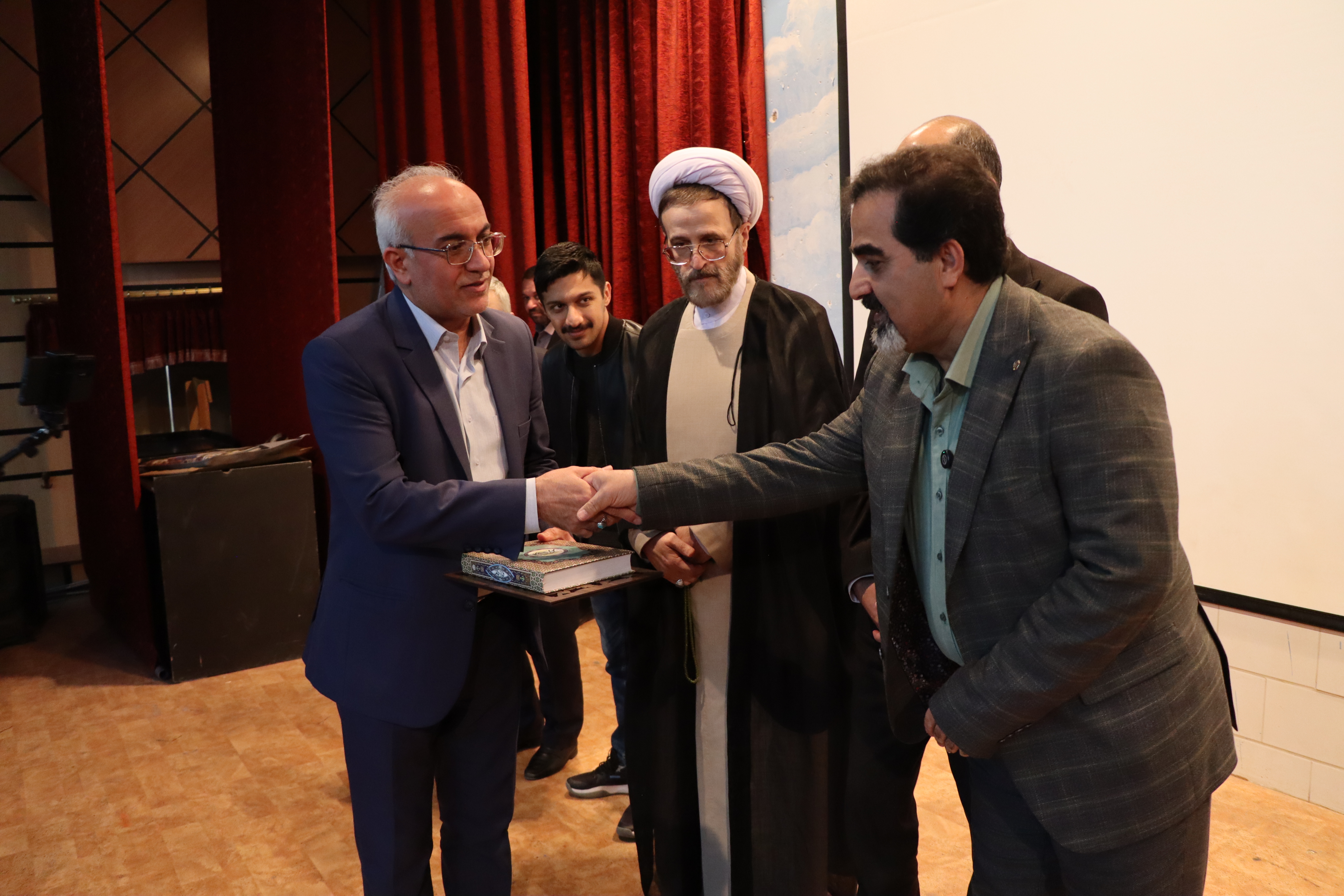 سیاست جذب نخبگان بومی در دانشگاه آزاد میبد؛ دانشگاه به جایگاه «آیینهدار هویت» بازمیگردد؟ سیاست جذب نخبگان بومی در دانشگاه آزاد میبد؛ دانشگاه به جایگاه «آیینهدار هویت» بازمیگردد؟