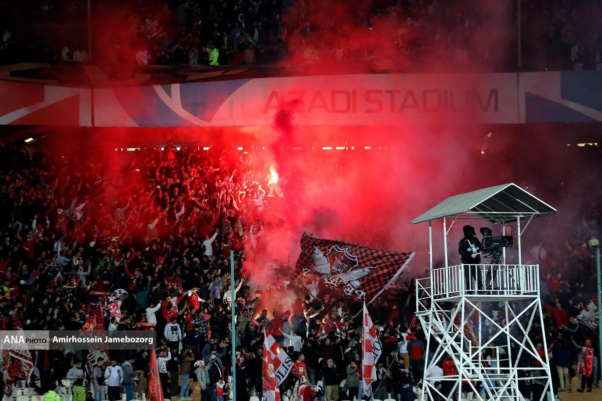 پرتاب بطری با محتویات آلوده به سمت هواداران حریف  شرایط عجیب پشت گیت های ورودی با وجود تکمیل ظرفیت ورزشگاه +فیلم