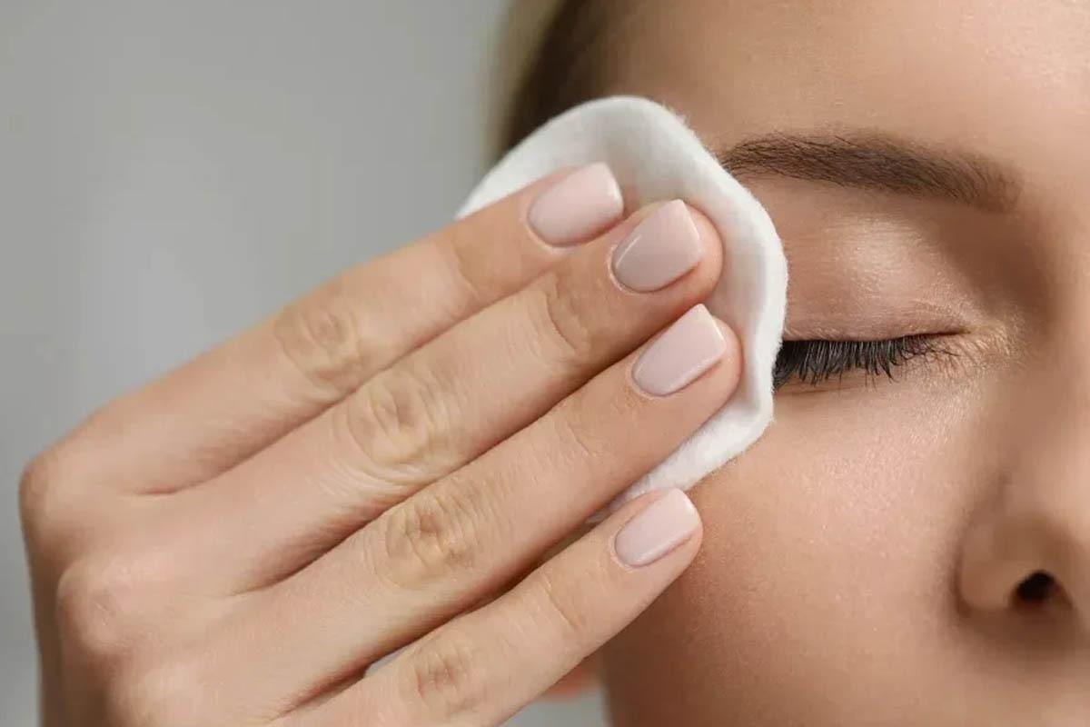 اشتباهات رایج در پاک‌کردن آرایش و روتین مراقبت از پوست دور چشم