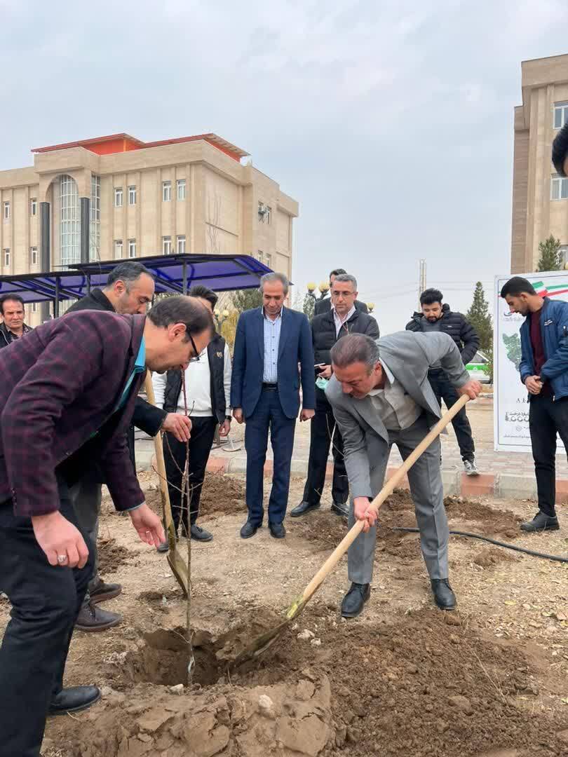 دانشجویان موتور پویایی جامعه هستند دانشجویان موتور پویایی جامعه هستند