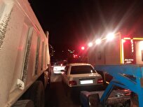 تصادف زنجیره‌ای در بزرگراه امام علی(ع) به‌دلیل نشت گازوئیل