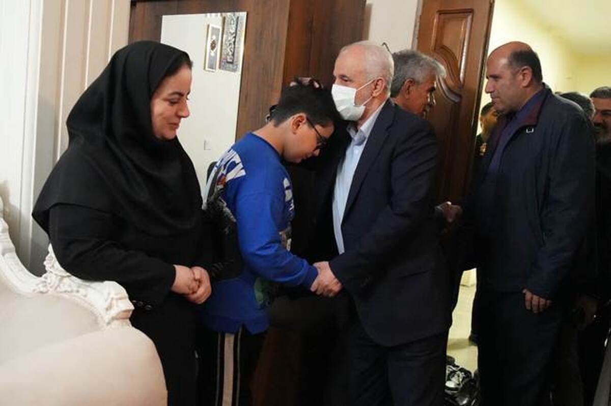 دیدار رئیس بنیاد شهید و امور ایثارگران با خانواده شهید فرهاد فلاحی  اوحدی: فرزندان شهدا، فرزندان همه ملت ایران‌ هستند