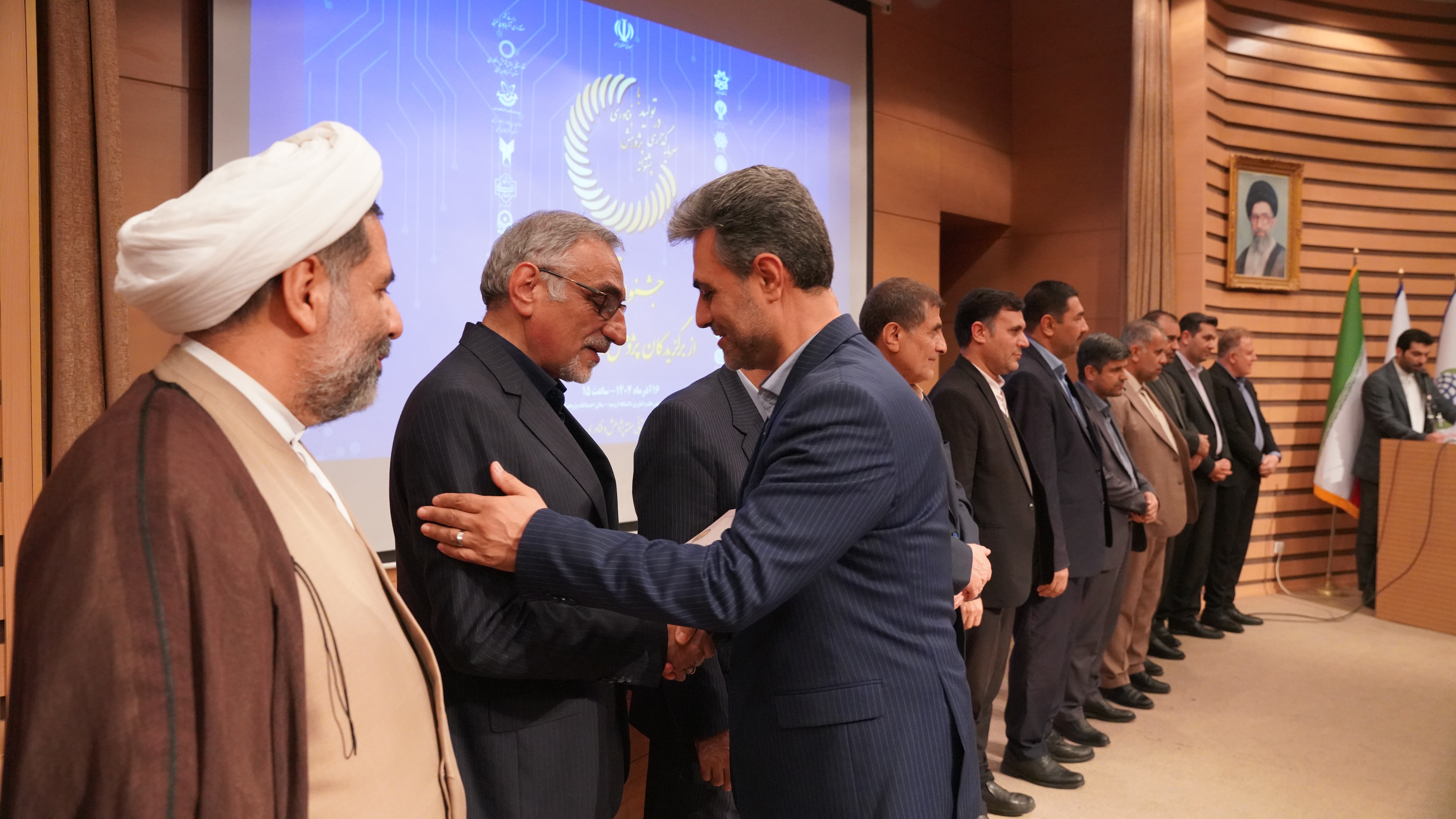 تندیس مدیر برگزیده پژوهش استان آذربایجانغربی به رئیس دانشگاه آزاد ارومیه رسید تندیس مدیر برگزیده پژوهش استان آذربایجانغربی به رئیس دانشگاه آزاد ارومیه رسید