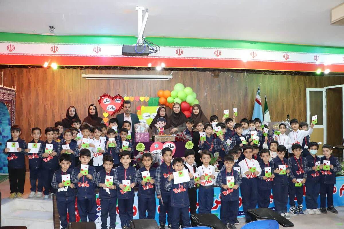 گل، لبخند و اشک شوق؛ اشک وقتی دستان کوچک شاخه‌های عشق را به بزرگان زندگی تقدیم کردند