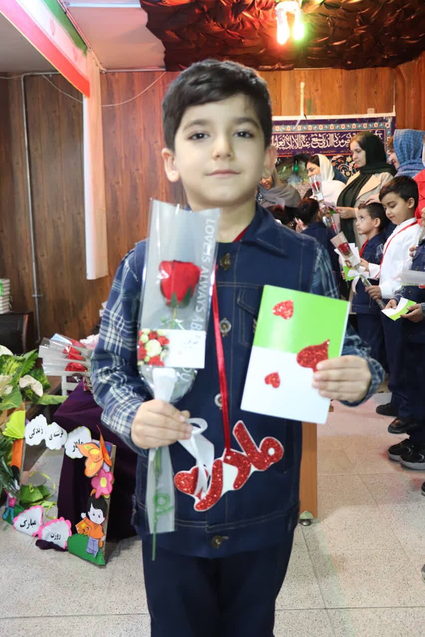 گل، لبخند و اشک شوق؛ اشک وقتی دستان کوچک شاخههای عشق را به بزرگان زندگی تقدیم کردند گل، لبخند و اشک شوق؛ اشک وقتی دستان کوچک شاخههای عشق را به بزرگان زندگی تقدیم کردند