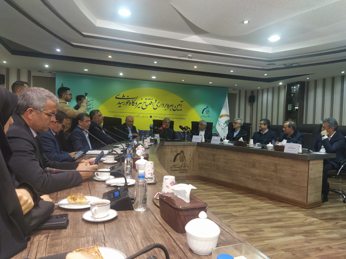 افتتاح پروژه پنل‌های خورشیدی دانشگاه تربیت مدرس؛ وزیر علوم بر اهمیت انرژی پاک تأکید کرد
