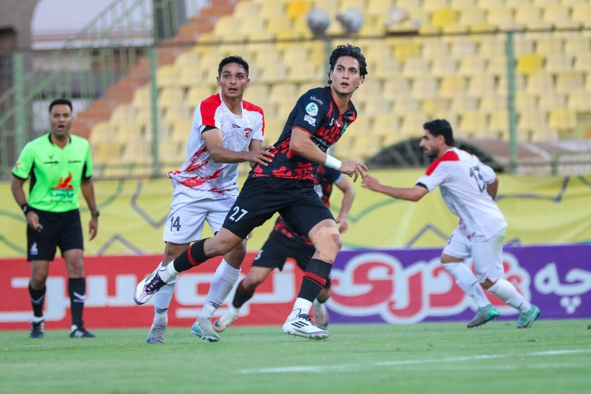 اتفاقات عجیب عجیب در فوتبال ایران ادامه دارد  استفاده از میز غذاخوری به‌جای پایه دوربین صدا و سیما!+عکس