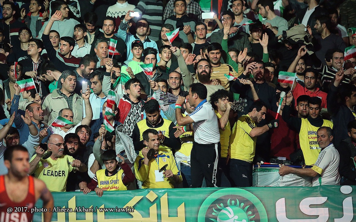 در آستانه دیدار‌های نیمه‌نهایی لیگ برتر کشتی آزاد؛ قبل از ۹ صبح سالن هفتم‌تیر پر شد!