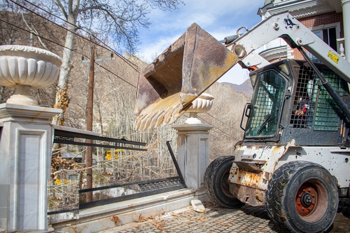 با حکم قضایی؛ اَبَر ویلای شخص ذی‌نفوذ در حاشیه‌ رود کرج تخریب شد + فیلم