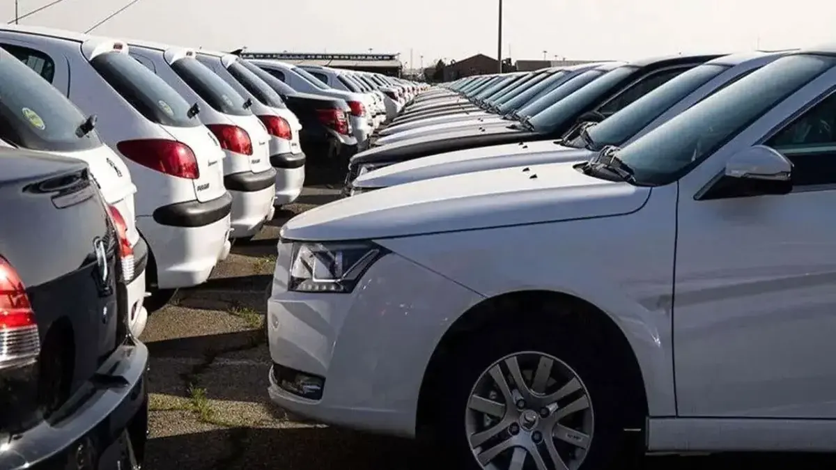 بنزین سه نرخی، آتش زیر خاکستر گرانی خودرو! تعارض کنترل قیمت و توزیع یارانه‌ها