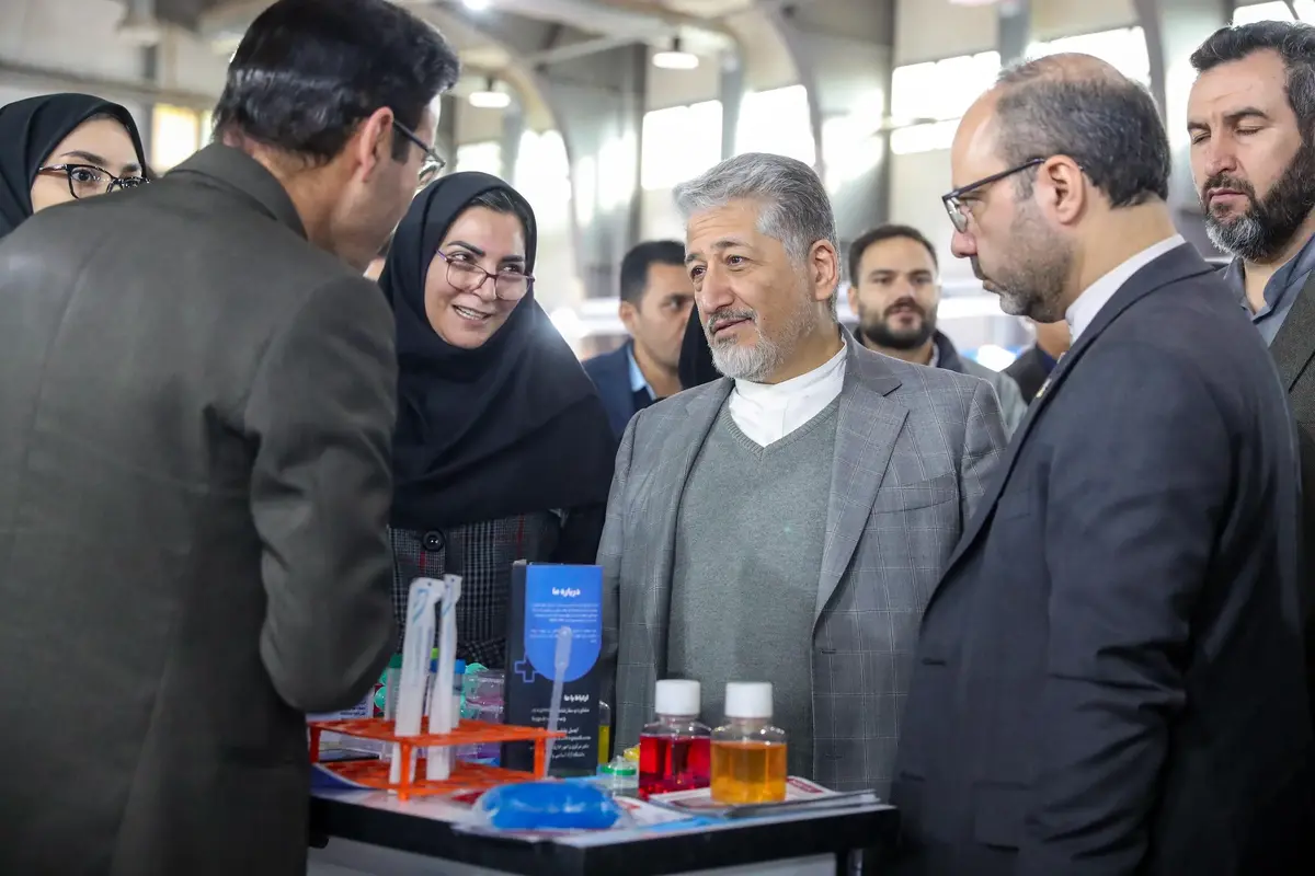 بازدید رئیس دانشگاه آزاد اسلامی از نمایشگاه پژوهش و فناوری