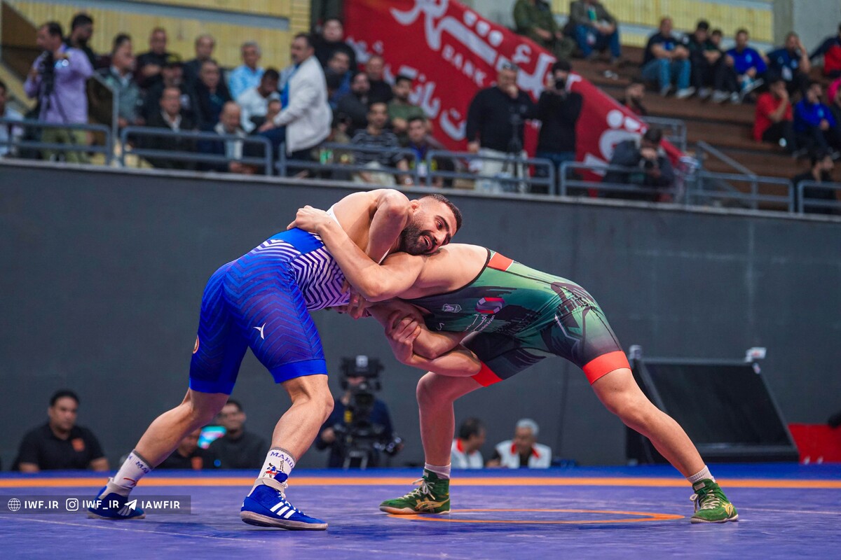 سازمان لیگ از توافق کادرفنی با ملی‌پوشان خبر نداشت  مسابقه در سالن 12هزار نفری بود بطری‌ها به تشک نمی‌رسید