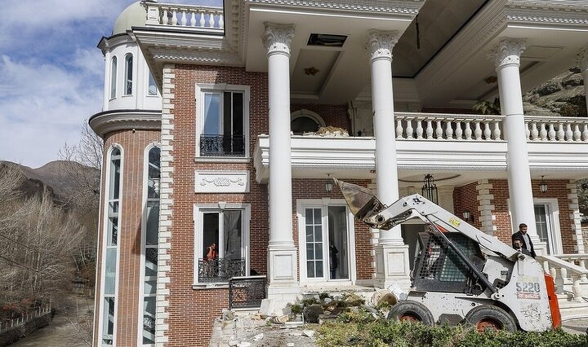 تخریب کامل بخش غیرمجاز ابر ویلای معروف جاده چالوس+ فیلم