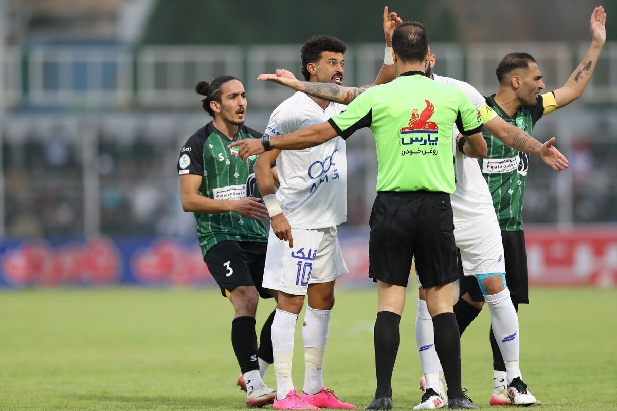 پنالتی برای استقلال سختگیرانه بود  روی گل مردود بازیکنان خیبر بلاک شدند