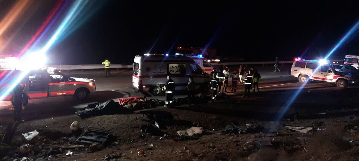 جزئیات سانحه مرگبار اتوبوس در آزادراه نطنز اعلام شد  برخورد اتوبوس با گاردریل و ورود به لاین مقابل