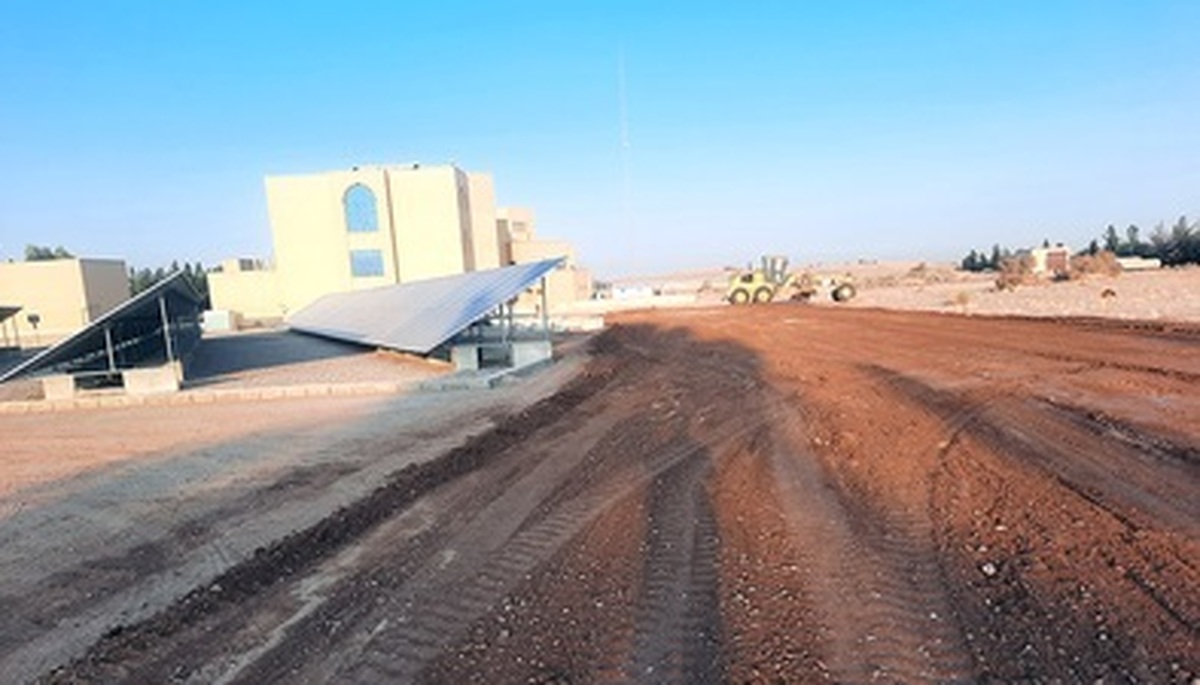 آغاز عملیات اجرایی طرح توسعه نیروگاه خورشیدی دانشگاه آزاد اشکذر