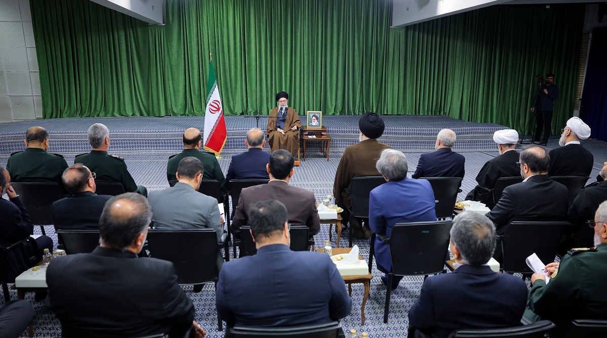 رهبر انقلاب: ارزش‌ها و انگیزه‌های شهدا باید به نسل بعد انتقال یابد  حفظ هویت دینی از سوی جوانان امروز بسیار ارزشمند است