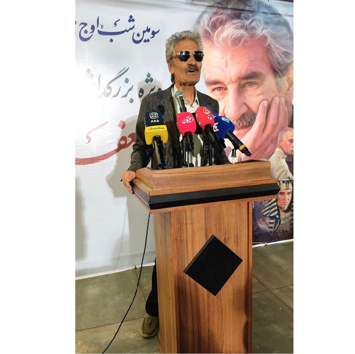 تقدیر از جعفر دهقان در سومین شب اوج هنر  بازیگری که اهل ایثار  است