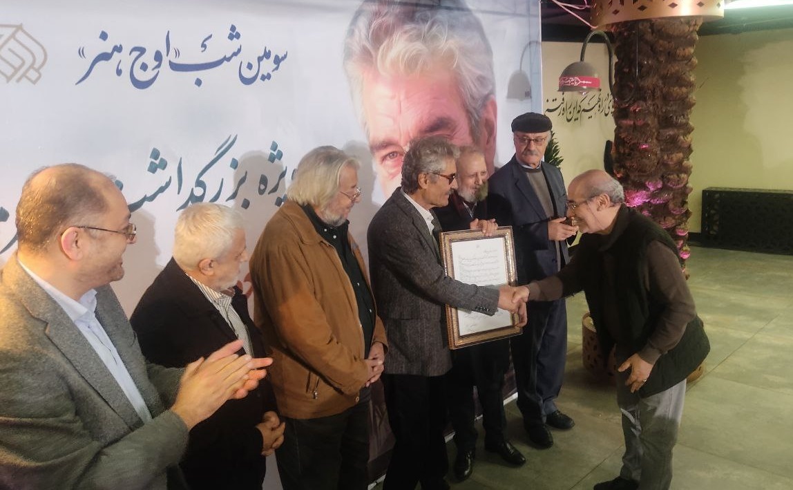 تقدیر از جعفر دهقان در سومین شب اوج هنر/ بازیگری که اهل ایثار است تقدیر از جعفر دهقان در سومین شب اوج هنر/ بازیگری که اهل ایثار است