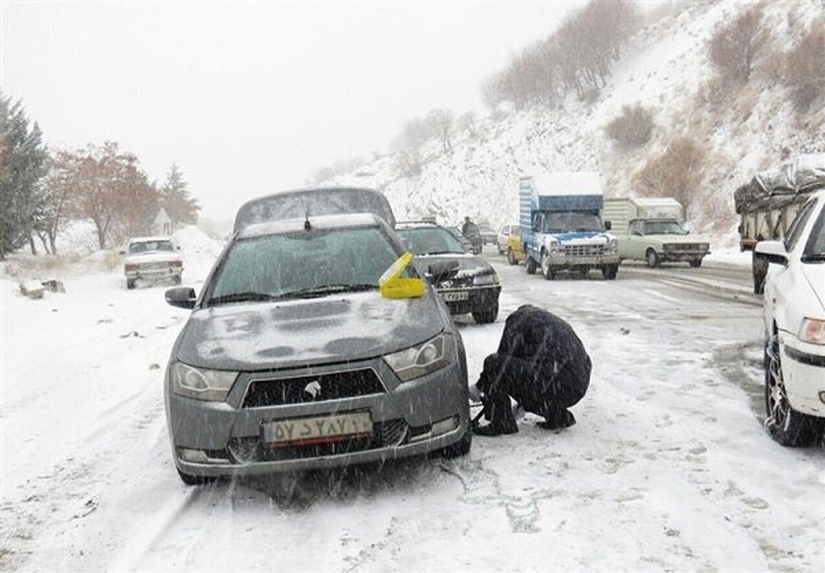 بدون زنجیر چرخ اجازه عبور از جاده‌های برف‌گیر داده نمی‌شود
