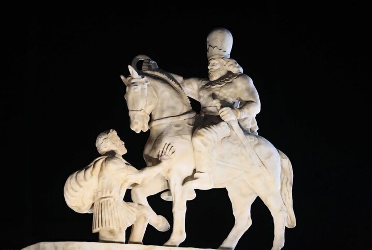 تندیس والرین طبق برنامه‌ریزی‌ قبلی در ورودی فرودگاه مهرآباد قرار گرفت