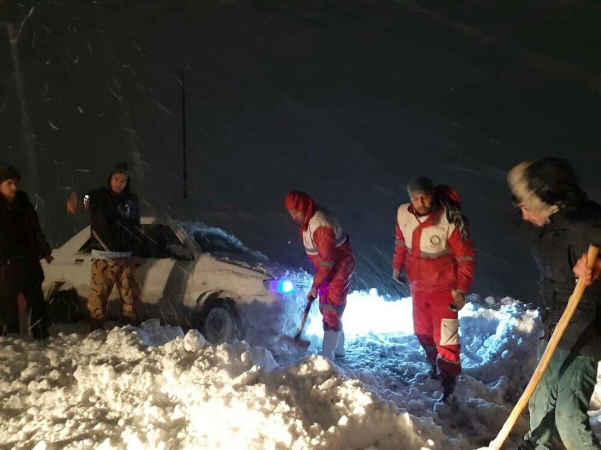 امدادرسانی ماموران پلیس راه خراسان به خودروهای گرفتار در برف+ فیلم
