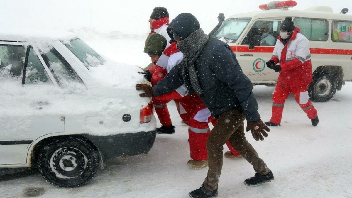 رهاسازی ۵۹۱ خودروی گرفتار در برف و سیلاب  ۱۳ هزار نفر امدادرسانی شدند
