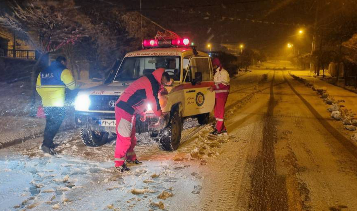 نجات جان خانم باردار در برف و کولاک در شهرستان مارگون توسط نیرو‌های عملیاتی هلال احمر