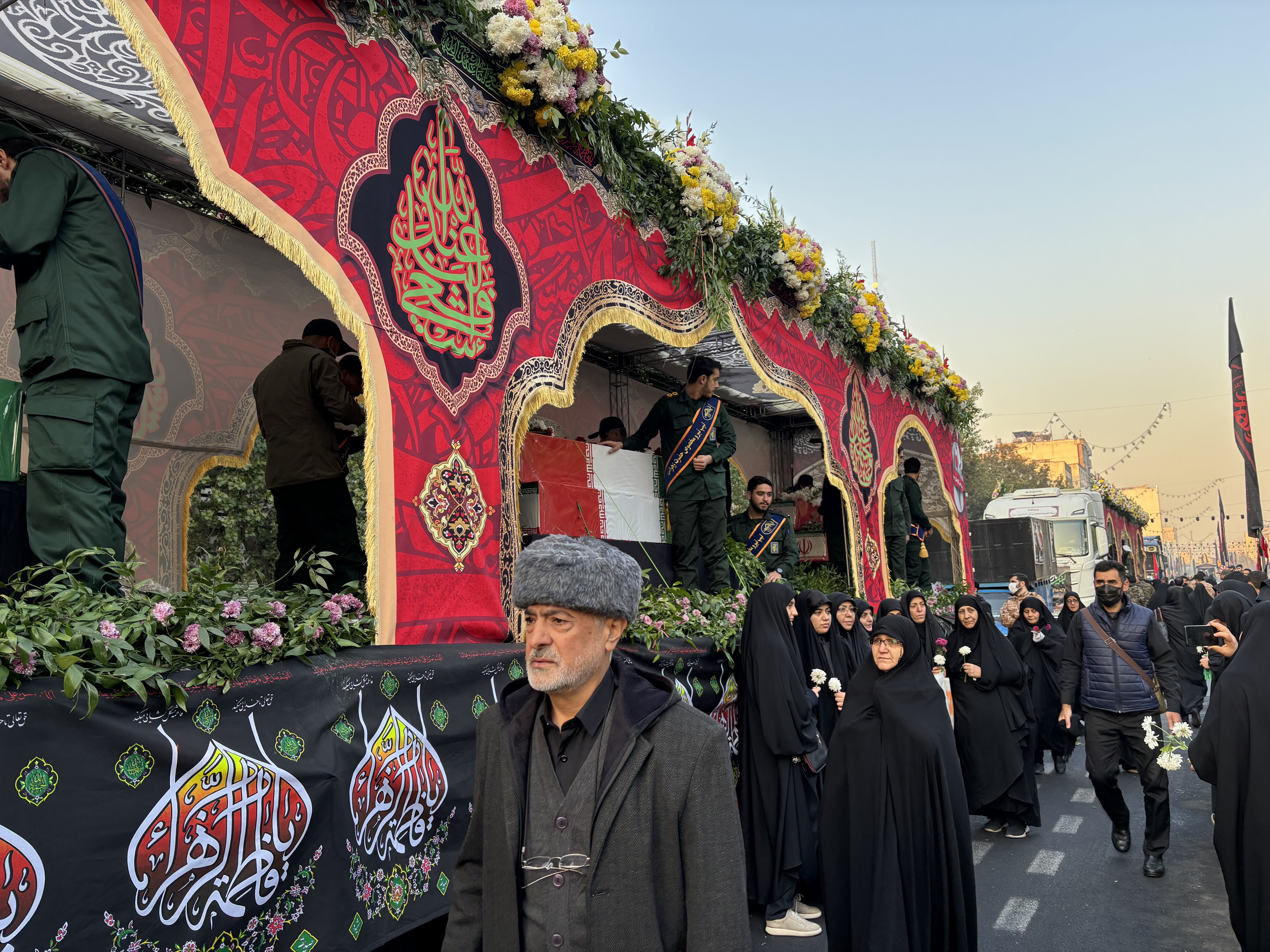 عطر لالههای خوشنام فاطمی در کوچههای تهران پیچید/ تشیع پیکر ۳۰۰ شهید در سراسر کشور عطر لالههای خوشنام فاطمی در کوچههای تهران پیچید/ تشیع پیکر ۳۰۰ شهید در سراسر کشور