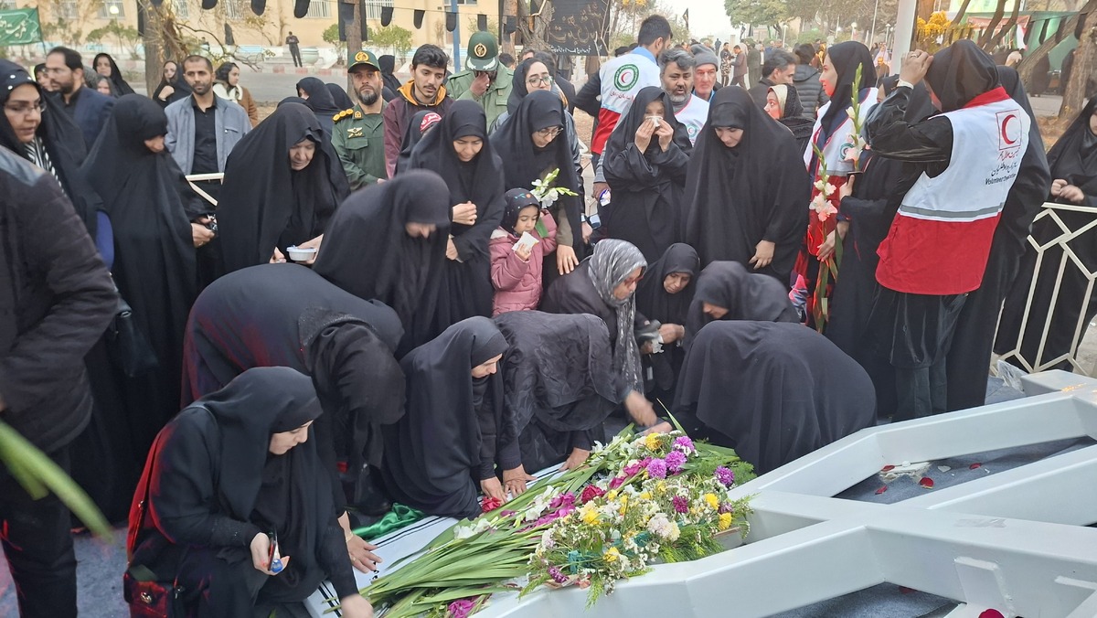 لاله بی‌نشان در دانشگاه آزاد مراغه آرام گرفت  حضور شهید چراغ راه دانشجویان می‌شود