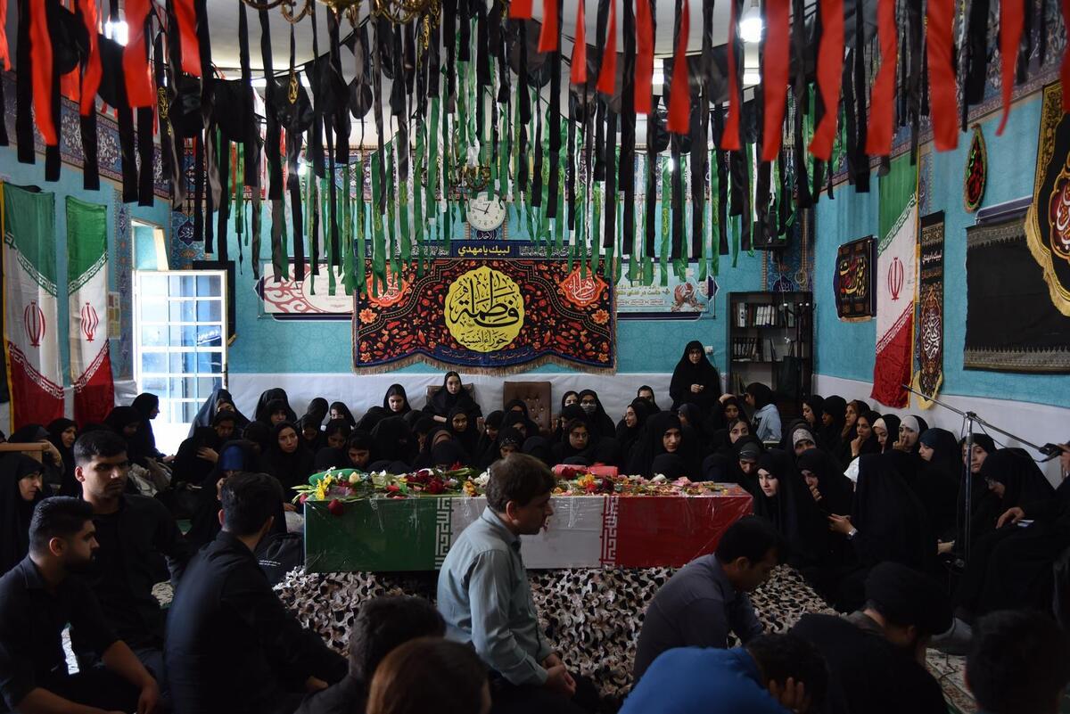 مشق عاشقی دانشجویان در مراسم تشییع پیگر شهید گمنام