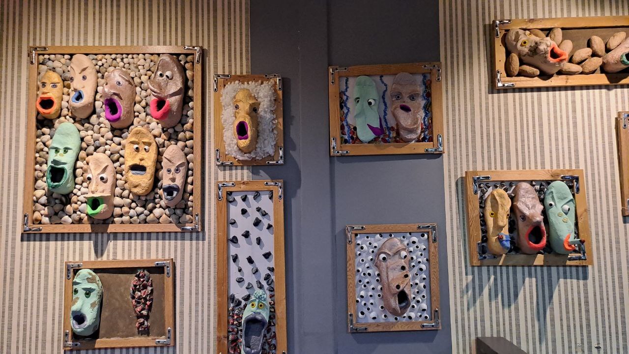 وقتی کفشها قصه میگویند/ از پاپیه ماشه تا کاریکلماتور ؛ جهان فرهاد اسماعیلی روی صحنه وقتی کفشها قصه میگویند/ از پاپیه ماشه تا کاریکلماتور ؛ جهان فرهاد اسماعیلی روی صحنه