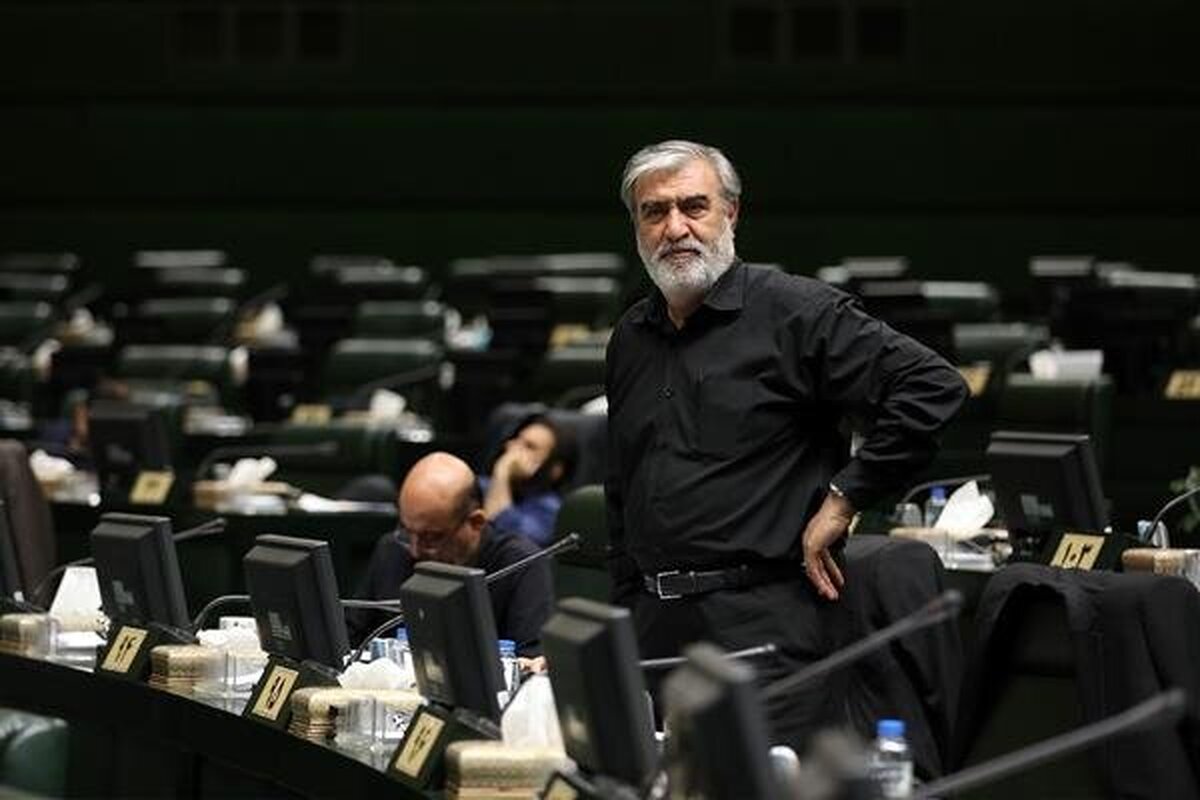 عزیزی: گروسی به دنبال منافع شخصی است