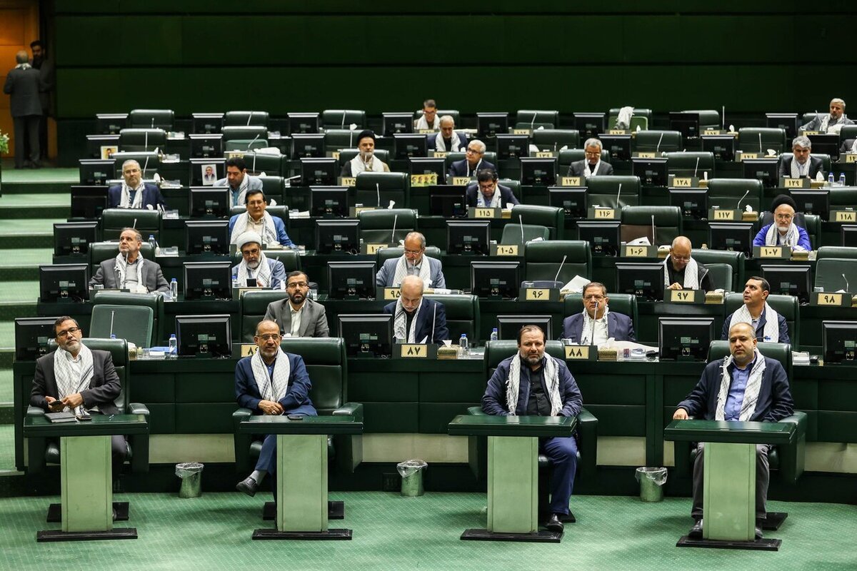 مجلس چفیه‌پوش شد