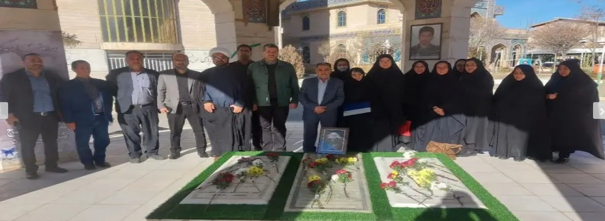 اهدای دانشنامه به خانواده دانشجوی شهید مدافع حرم دانشگاه آزاد